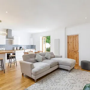 https://lovely-centrally-located-2-bedroom-apartment-with-patio.brighton-hotels-england.com